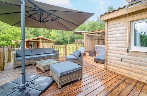 Chalabre House | On the shore of two lakes welcomes you this practical wooden chalet with a large terrace.
