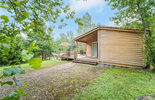 Chalabre House | On the shore of two lakes welcomes you this practical wooden chalet with a large terrace.