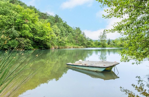 Chalabre House | On the shore of two lakes welcomes you this practical wooden chalet with a large terrace.