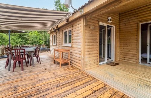 Chalabre House | On the shore of two lakes welcomes you this practical wooden chalet with a large terrace.