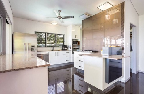 Mooroobool House | On the very top of Cairns - Luxurious Entertainer