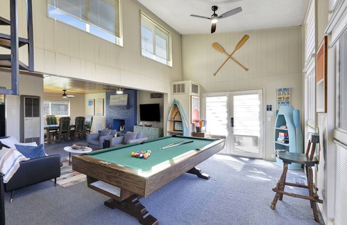 Lavon Cabin | ⛱ On The Water 🎣 Firepit, Lakefront, PS4 ☀️5 STAR VIEWS, King Bed, Pool Table