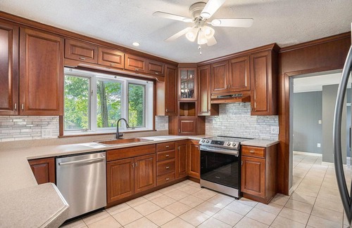 Niles House | On the Water, private Pool, large Hot tub, Kayaks, sleeps 16, escape to Michigan