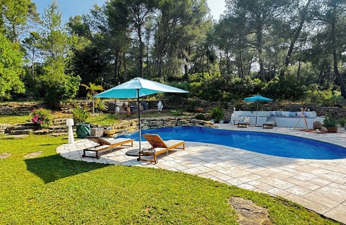 Le Castellet Bed & Breakfast | On the water's edge of Provence, between vines and olive trees