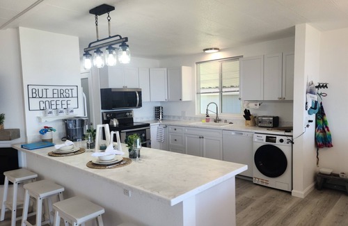 Lakeport House | On the water with Boatdock & Hot-tub, 14 guests at Lakeport