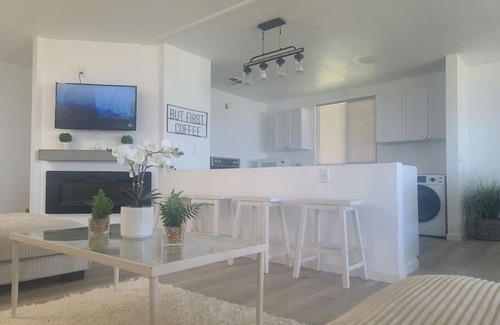 Lakeport House | On the water with Boatdock & Hot-tub, 14 guests at Lakeport