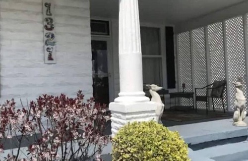 Paducah Cottage | Once Upon a Time Cottage, home away from home. Dog friendly, close to downtown