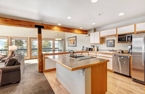 Baldy Mountain Condo | One Bdrm Condo. AMAZING VIEWS. On bus route. Pet friendly.