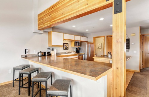 Baldy Mountain Condo | One Bdrm Condo. AMAZING VIEWS. On bus route. Pet friendly.