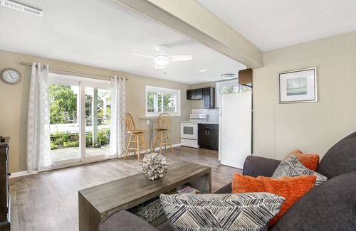 Federal Way House | One Bed Executive Suite off the Sound!