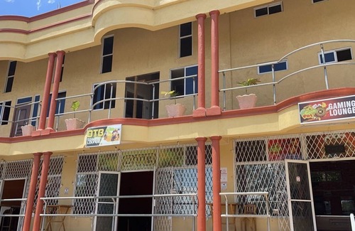 Middle Quarters Apartment | One Bedroom Apartment minutes from Ys Falls, Safari and Zoo: Royale Flush Suites