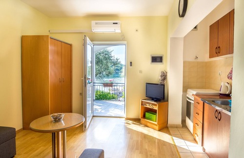 Putnikovic Apartment | One bedroom apartment near beach Žuronja, Pelješac (A-10134-b)