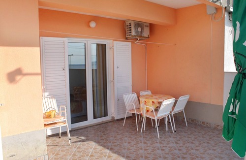 Dugi Rat Apartment | One bedroom apartment near beach Duće, Omiš (A-5275-a)