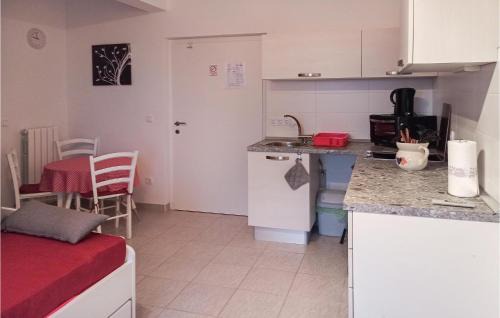 Diminici Apartment | One-Bedroom Apartment Koromacno With Sea View 02