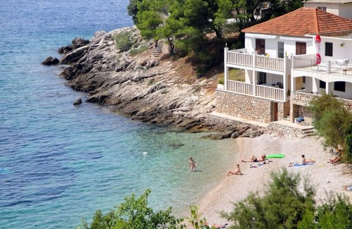 Gdinj Apartment | One bedroom apartment near beach Cove Tvrdni Dolac, Hvar (A-12655-a)
