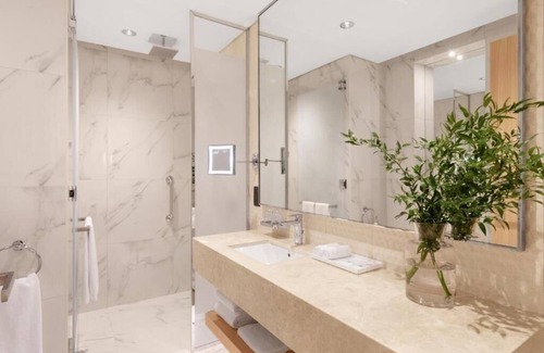 Palm Jumeirah Hotel | One Bedroom Apartment On Palm Jumeirah By E R