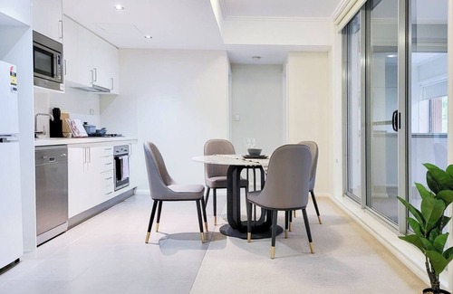 Gordon Apartment | One bedroom Apartment walk to Gordon Train Station