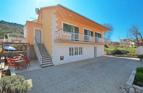 Marina Apartment | One bedroom apartment with air-conditioning Marina, Trogir (A-11554-a)