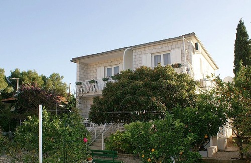 Mirce Apartment | One bedroom apartment with balcony and sea view Mirca, Brač (A-730-a)