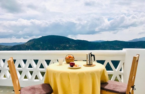 Pitres Apartment | One bedroom apartment with terrace (2 guests)