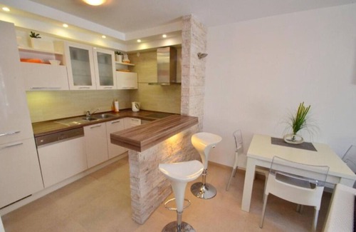 Muo Apartment | One-Bedroom Apartment with Pool and Sea View