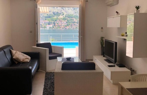 Muo Apartment | One-Bedroom Apartment with Pool and Sea View