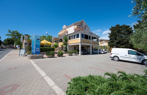 Vrsi Apartment | One bedroom apartment with terrace and sea view Vrsi - Mulo, Zadar (A-3276-b)