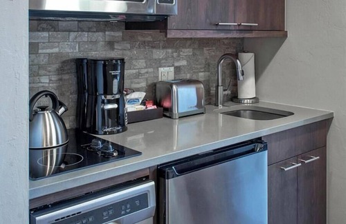 Boulder Ridge Apartment | ONE BEDROOM "BRECK": True ski-in/ski-out directly on peak 8 lifts, ski-school!