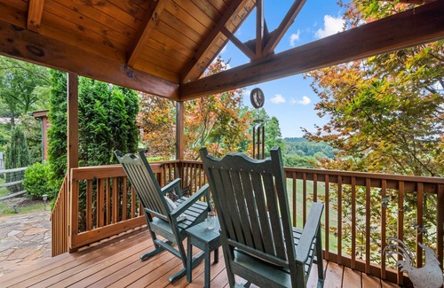 Asheville Cabin | One Bedroom Cabin 43 Acre Retreat Pets OK- Fenced, Private, Views, Internet