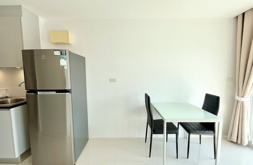 Kram Condo | One bedroom condo 2 pools with free Wi-Fi, only 2 mins to Mae Phim beach.
