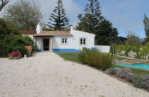 Almocageme Cottage | One bedroom cottage with pool set in tranquil settings.