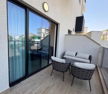 Eilat Apartment | One-Bedroom Garden Apartment with Balcony - 2