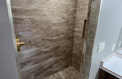 Dayton House | One Bedroom Master Suite In the Heart of Kettering