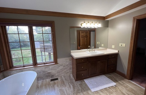 Dayton House | One Bedroom Master Suite In the Heart of Kettering