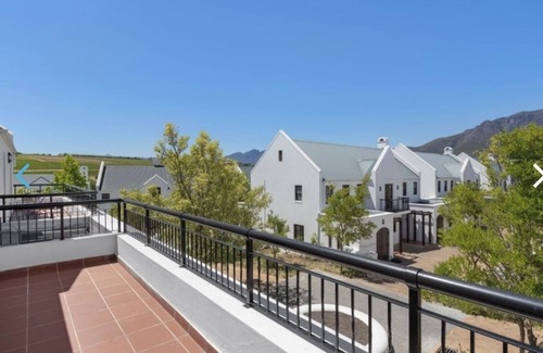 Stellenbosch Apartment | One bedroom masterpiece in world class secure golf and winelands estate