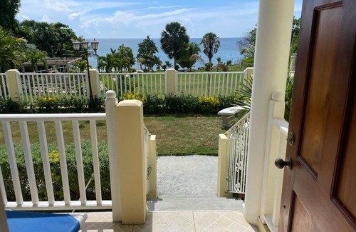 Whitehouse Villa | One Bedroom self contained suite on the beach