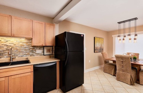 West Colorado Springs House | ONE block to Garden of the Gods ★ Hot Tub ★ AC