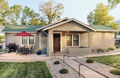 West Colorado Springs House | ONE block to Garden of the Gods ★ Hot Tub ★ AC