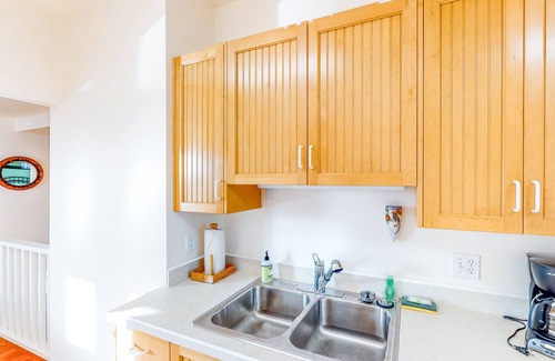 Newport House | One block to the ocean & Nye Beach Sunny home w/fireplace, foosball & WiFi