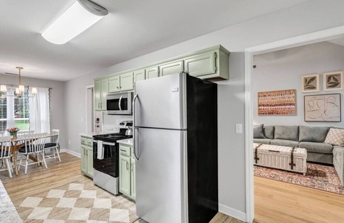 Spring Hill House | One-Level 3BR, Yard & Firepit