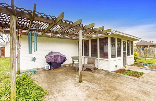 Laguna Vista House | One-level home with huge back yard, adjacent nature trail, & screened patio
