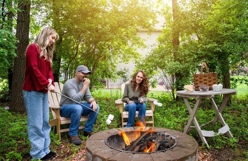 Rochester House | One Level Retreat 10 min to Mayo: Power recliner, Jacuzzi tub, Deck w Grill
