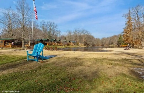 Three Oaks Cabin | One minute to beach/fishing lake! Knotty but Nice-sleeps upto 6-Pet/Kid Friendly