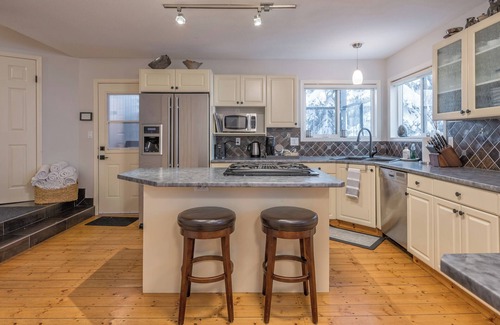 Silver Star Mountain Ski Chalet | One of a Kind Upscale Home w/Laundry, Private Hot Tub, media room & pet friendly