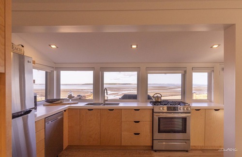 Pointe-du-Chene Cottage | One of a kind Beach House on Parlee Beach!nnSunday to Sunday only during summer.