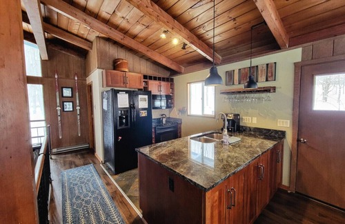 Bellaire House | One-of-a-Kind Chalet, Pool Table, Minutes to Golf