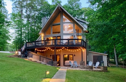 Beaverdam House | One-of-a-Kind, Lakefront House Near the Ritz, Sandbar & Boathouse!