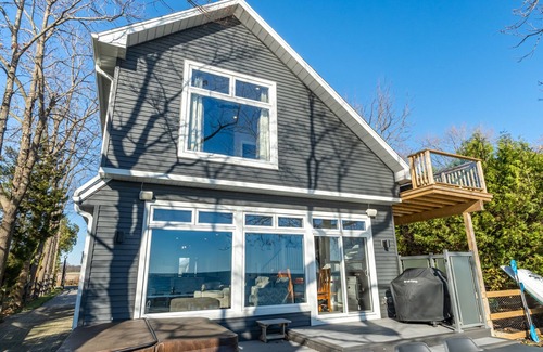 Selkirk Cottage | One of a Kind! Large 5 Bedroom Cottage w/Hot Tub