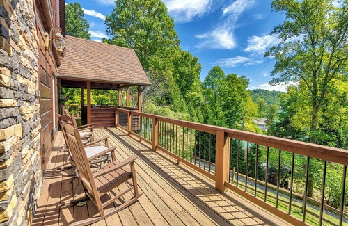 Butler Cabin | One of a kind Luxury Lakeside Treehouse at Watauga Lake