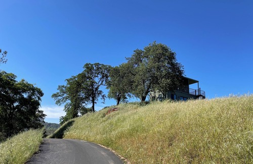 Angels Camp House | One of a kind modern Tiny Home in lush vineyard setting- unit B upstairs